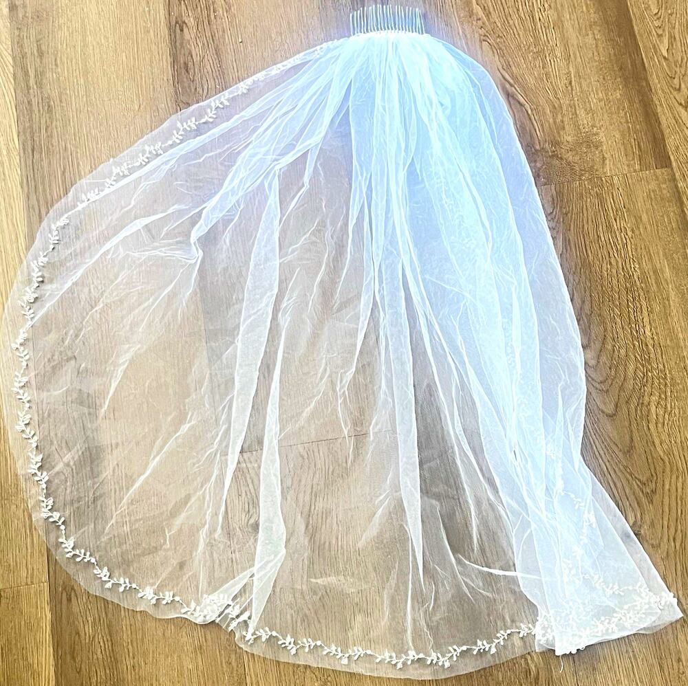 White Fingertip Tulle Net Bridal Veil with Comb, Floral Edge Trim